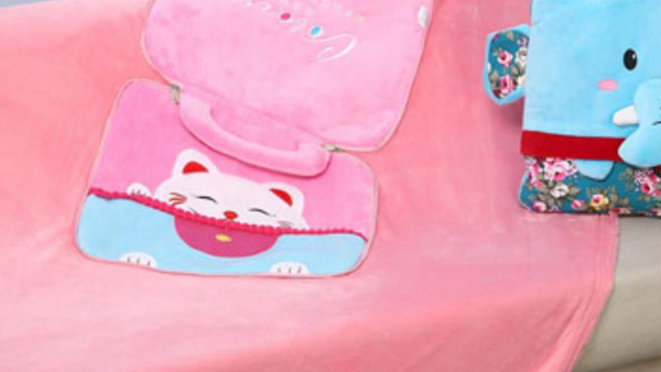 卡通毛绒面料手提式带盖毯抱枕