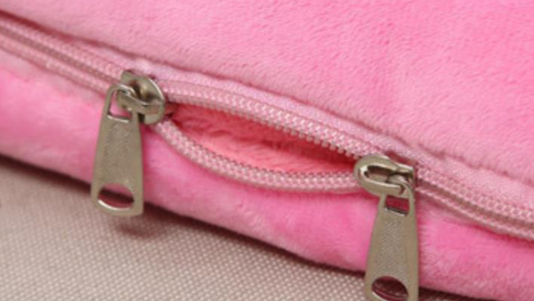 卡通毛绒面料手提式带盖毯抱枕