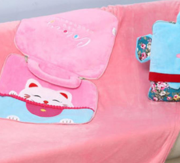 卡通毛绒面料手提式带盖毯抱枕-2