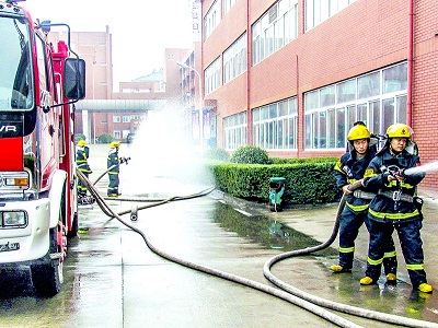 2015年11月13日，六安开发区消防官兵在公司开展消防应急演练