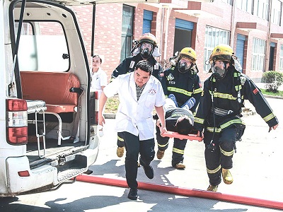 医生、消防官兵在消防演练中抬担架救助伤患
