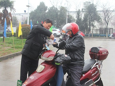 返岗员工测量体温