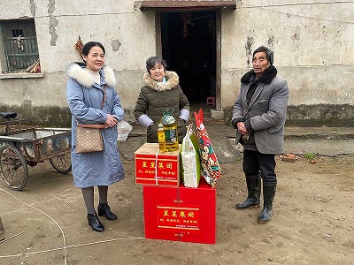 情系职工，冬送温暖